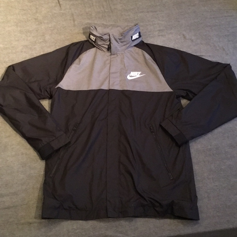 Brand new never worn Nike rain jacket size small